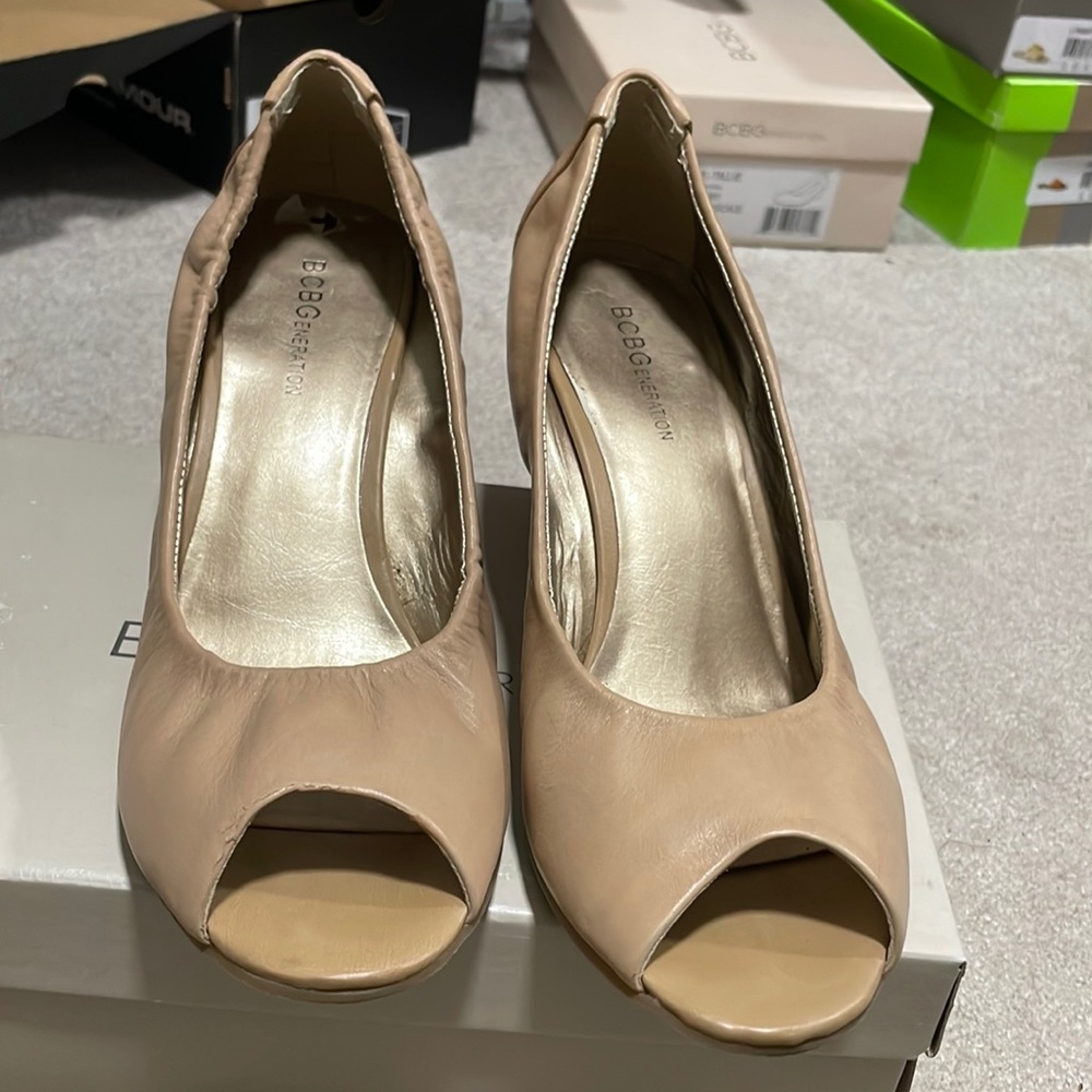BCBGeneration Beach Tan Leather Short Wedges - sz 9.